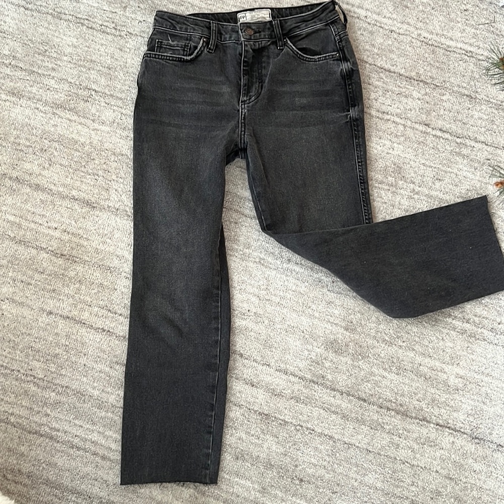 FREEPEOPLE straight leg high rise cropped black washed jean!